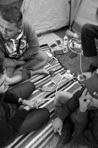 2015 septembre, Bruxelles, parc Maximilien, l'importance des portables: seuls liens avec les familles.