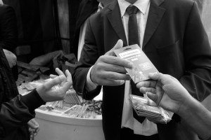 2015 septembre, Bruxelles, parc Maximilien, distribution de cartes gratuites de téléphone.