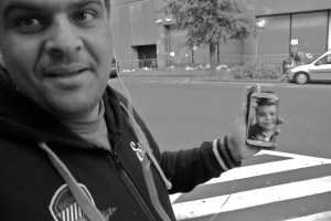 2015 septembre, Bruxelles, parc Maximilien, en conversation avec ses enfants à Bagdad.